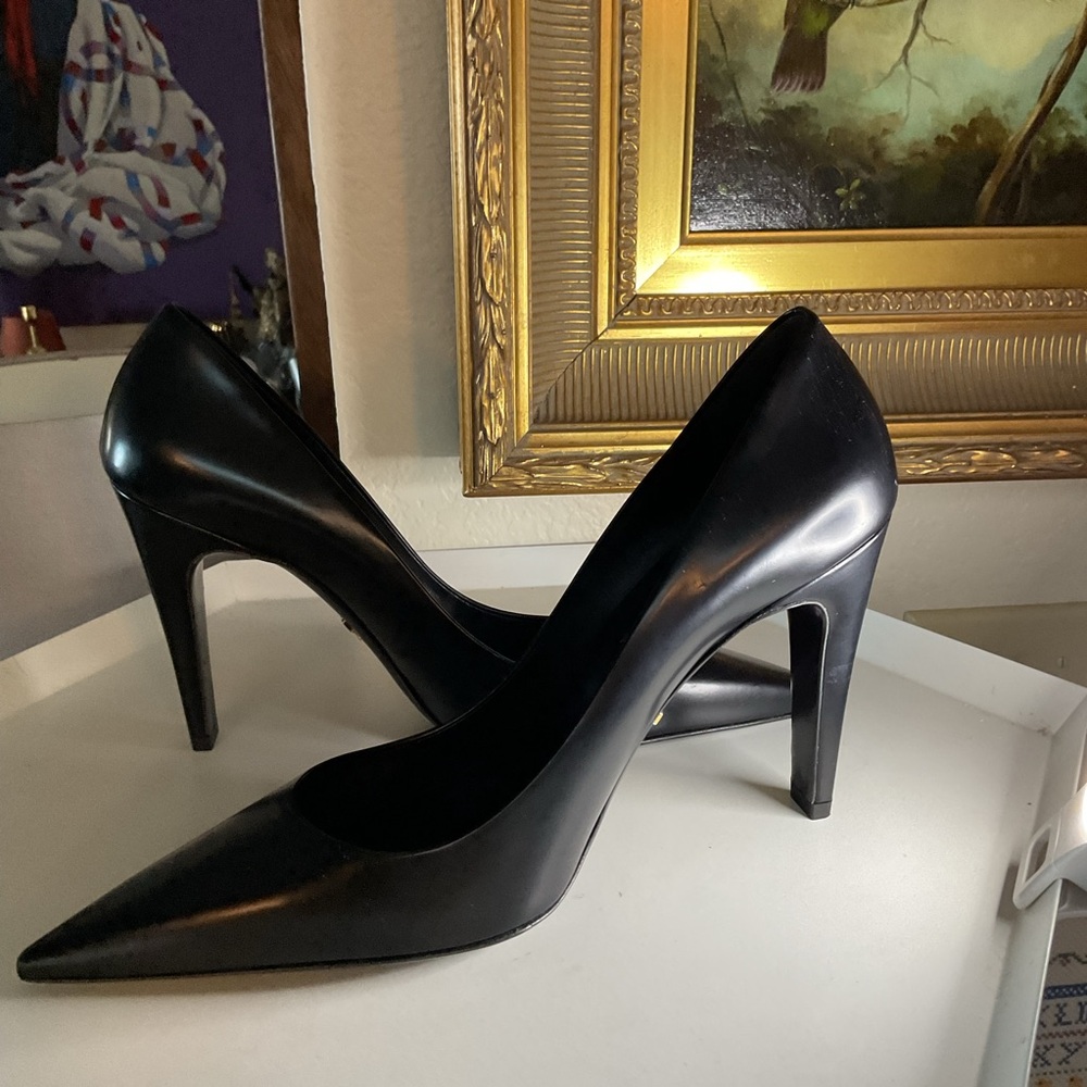 PRADA BRUSHED LEATHER COURT HEELS PUMPS BLACK SIZE 7.5 NWOT - Picture 2 of 16